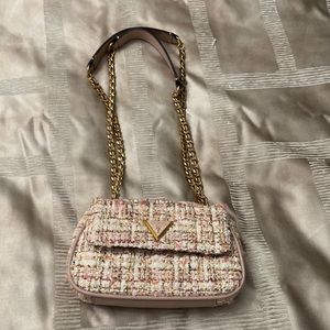 Beautiful Guess Bag just like previous one sold. But not brand new.